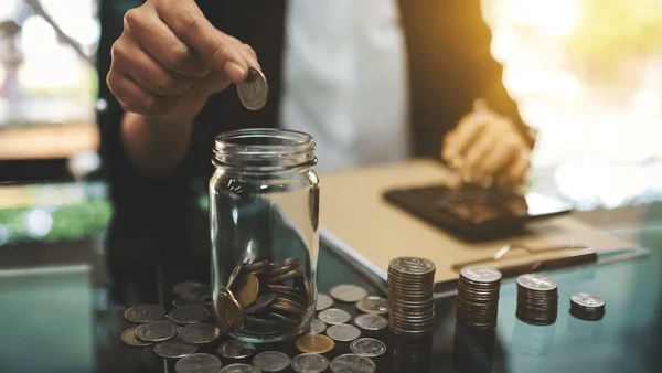 How to Manage Cash Flow During Economic Uncertainty 2 How to Manage Cash Flow During Economic Uncertainty